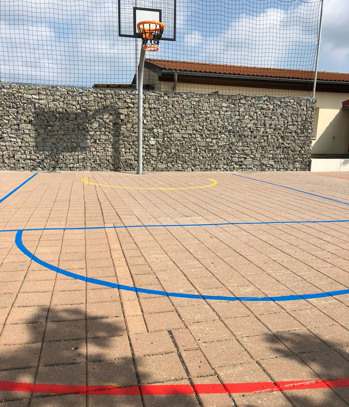 Schulhofgestaltung-strassenmarkierung-basketballfeld-berlin